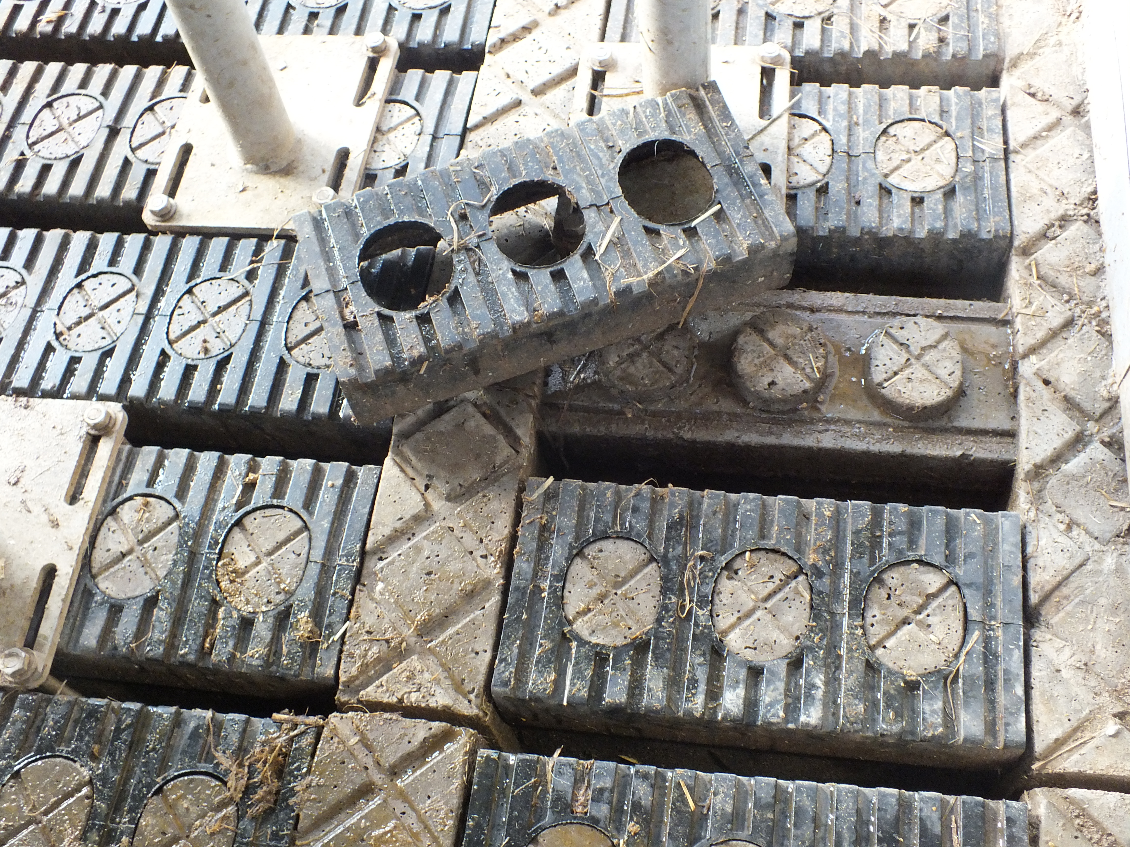 Le béton du caillebotis est recouvert d’éléments en caoutchouc. Photo : A.H.