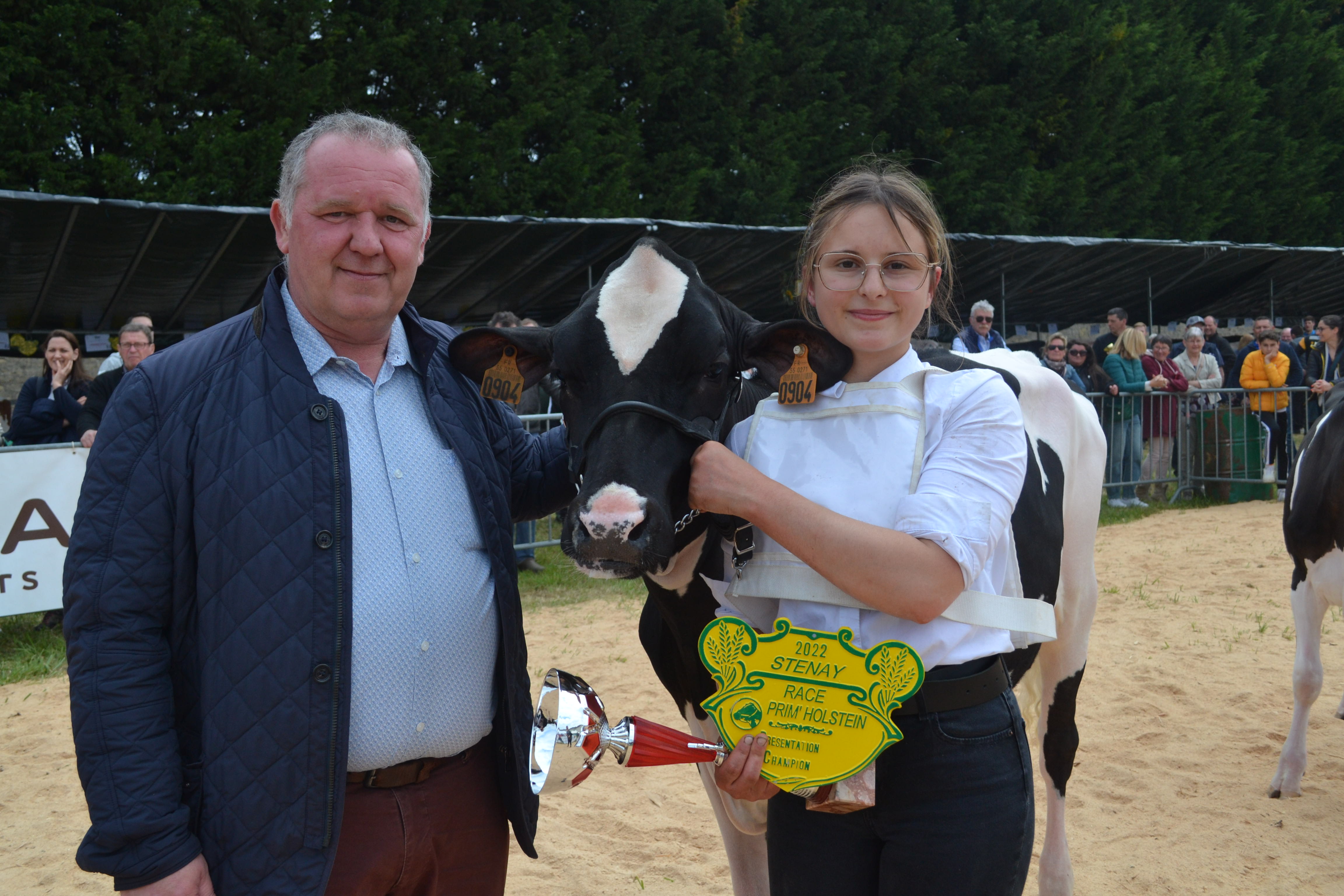 Anaïs Raulet, gagnante du concours de présentation d’animaux, félicitée par Stéphane Perrin, conseiller départemental et maire de Stenay. Photo DR