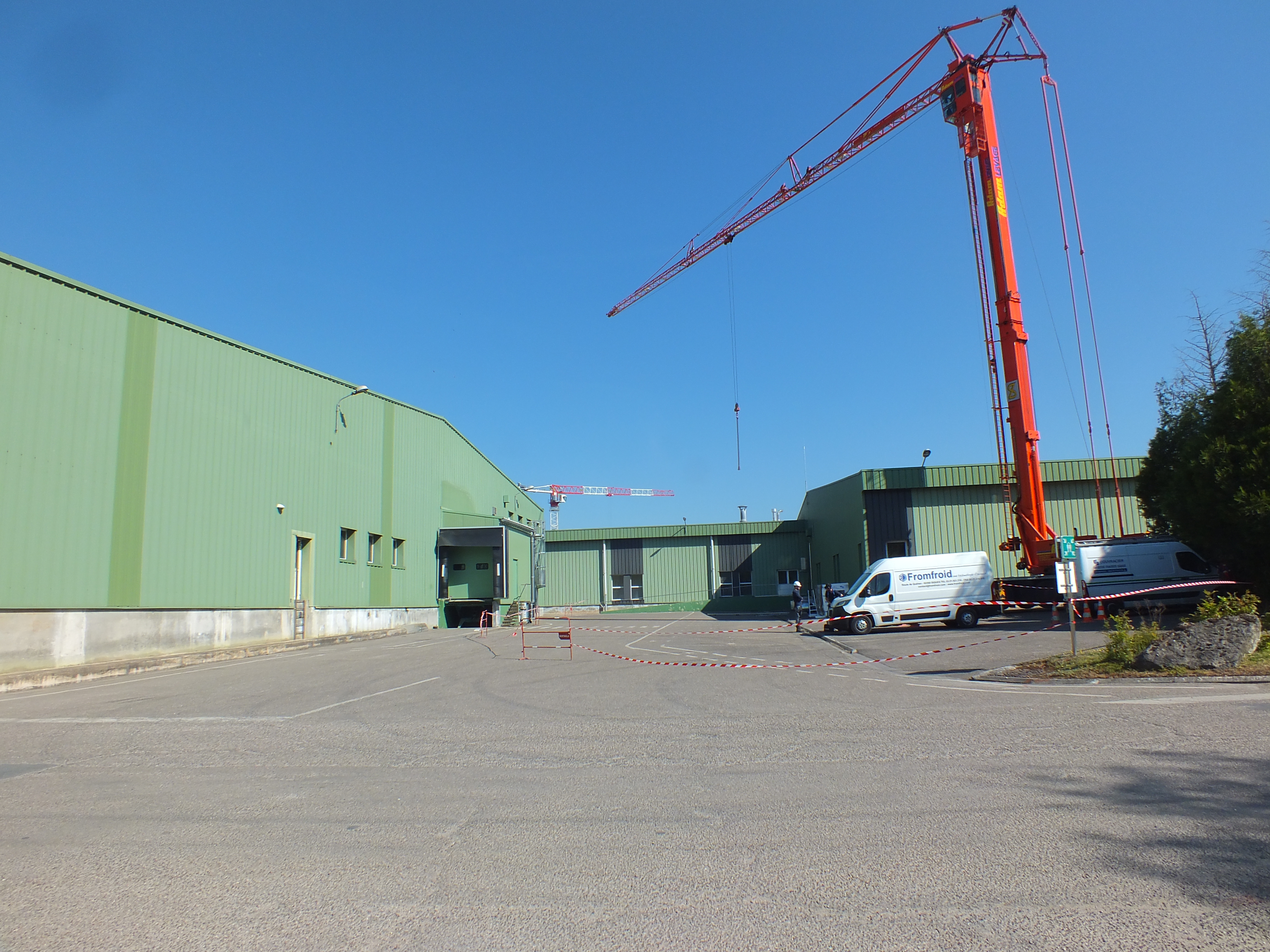 Des travaux sont en cours dans l’usine existante, et un nouveau parking a été construit pour permettre l’extension. Photo : AH.