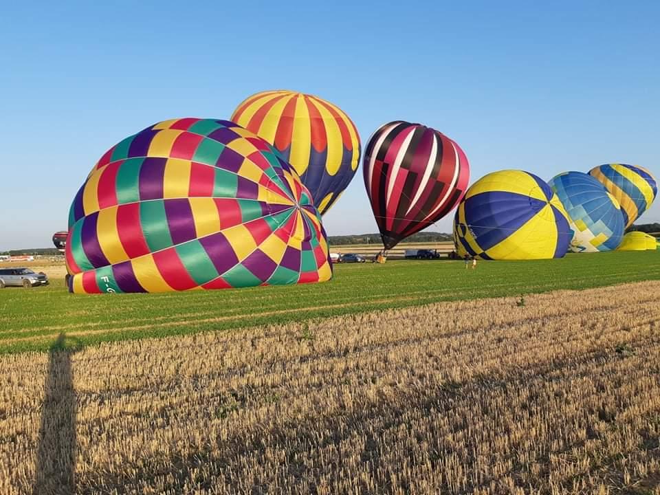 Plusieurs montgolfières ont pu prendre leur envol en fin de journée. Photo : A. H.