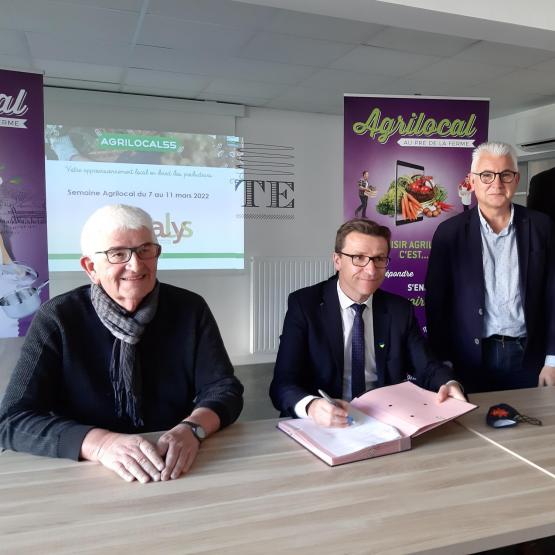 Armand Génin, trésorier d’Alys, et Jérôme Dumont, président du Conseil départemental, ont signé la convention d’utilisation d’Agrilocal. PHOTO : A.H.