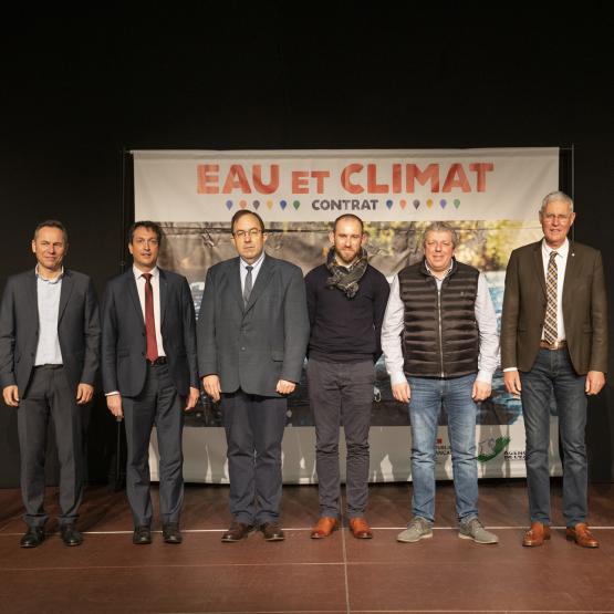 Les signataires du contrat de territoire « Eau et climat » du Rupt de Mad, le 13 décembre à Thiaucourt-Regnéville. © AERMN/Leblanc 