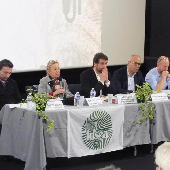 Jean-Guillaume Hannequin (au centre), président de la FDSEA, a évoqué les dossiers agricoles en cours et à venir. Photo : A. J.