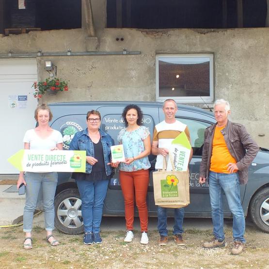 Au centre, Lisa Chaffaud et Patrick Vanderesse, entourés des membres de la commission Bienvenue à la ferme.