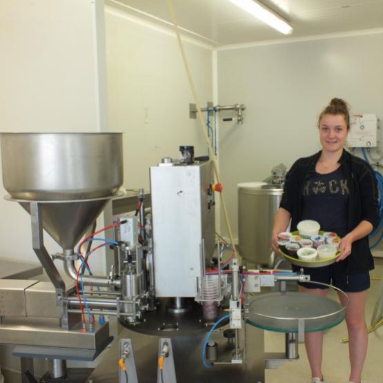 Elise Doudoux dans le laboratoire où elle réalise la transformation du lait,  en délicieux yaourts et desserts lactés. Crédit photo : A. HUMBERTCLAUDE