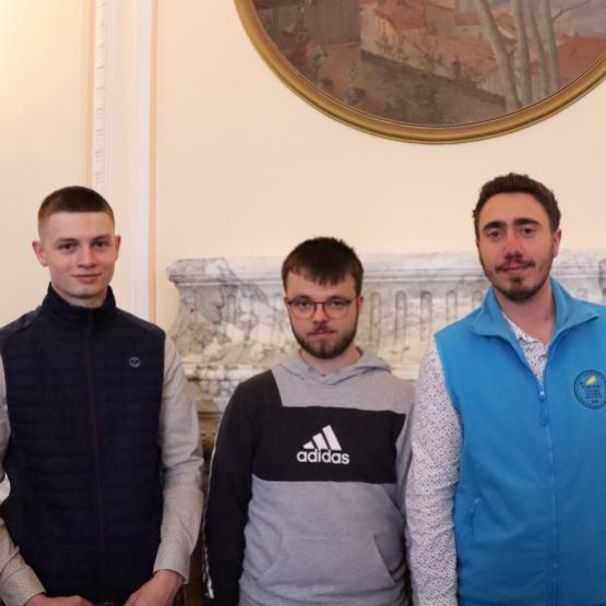 Emilien Richier, Kilian Vendemini et Loïc Didot, étudiants à l’EPL Agro ont été reçu dans les salons de la préfecture. Photo : A.J.