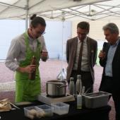 Jérôme Dumont, président du Département et Michel Roth, chef étoilé, ont observé la recette de Quentin Pierre, cuisinier à Hattonchâtel. Photo : A. J.