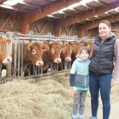 Lorine Collin, avec sa fille Alixe : « avoir un élevage sain, c’est valorisant». Photo : A.H.
