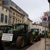 Plus de 120 tracteurs ont défilé dans les rues de Bar-le-Duc avant de se rendre à la préfecture. Photo : L.L.
