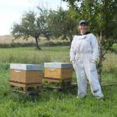Isabelle Blaudez travaille en bonne entente avec les agriculteurs, chez qui elle installe ses ruches. Crédit photo : A. HUMBERTCLAUDE 