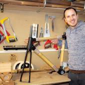 Maxime Chéry, jeune entrepreneur, a créé une entreprise de fabrication de vélos en bambou. Photo : DR.