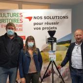 Nicolas Pérotin, vice-président de la Chambre d’agriculture, a remis la station météo à M. et Mme Tondeur. Photo : DR.