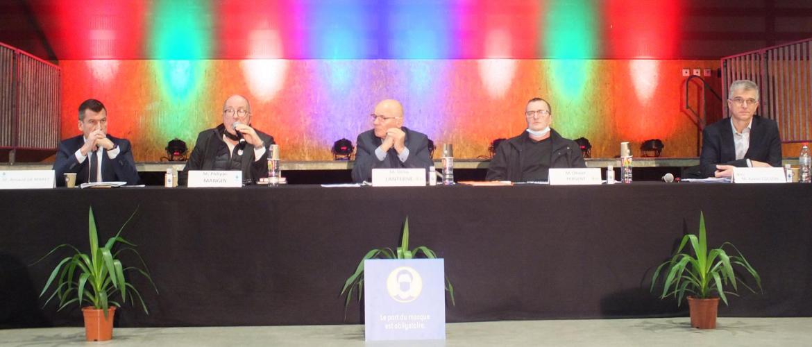 De g à d. : Arnaud De Maret et Philippe Mangin (dir. et pdt d’Emc2), Denis Lanterne, Olivier Pergent et Xavier Colson (pdt, vice-pdt, et direct. Emc2 élevage). Photo : A. H. De g à d. : Arnaud De Maret et Philippe Mangin (dir. et pdt d’Emc2), Denis Lanterne, Olivier Pergent et Xavier Colson (pdt, vice-pdt, et direct. Emc2 élevage). Photo : A. H.