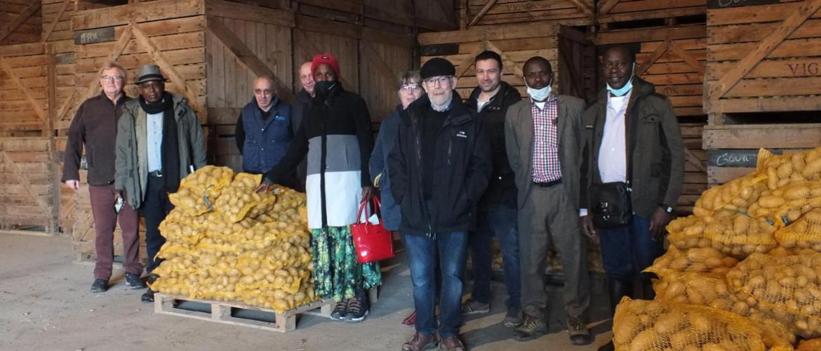 La délégation s’est intéressée à la culture de la pomme de terre, également pratiquée au Rwanda. Photo : A. HUMBERTCLAUDE La délégation s’est intéressée à la culture de la pomme de terre, également pratiquée au Rwanda. Photo : A.HUMBERTCLAUDE