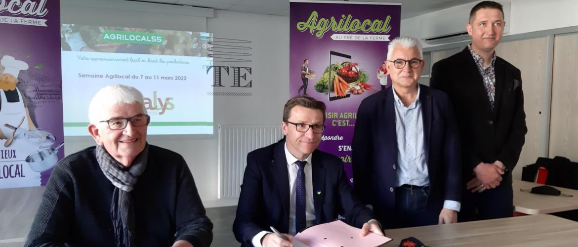 Armand Génin, trésorier d’Alys, et Jérôme Dumont, président du Conseil départemental, ont signé la convention d’utilisation d’Agrilocal. PHOTO : A.H.