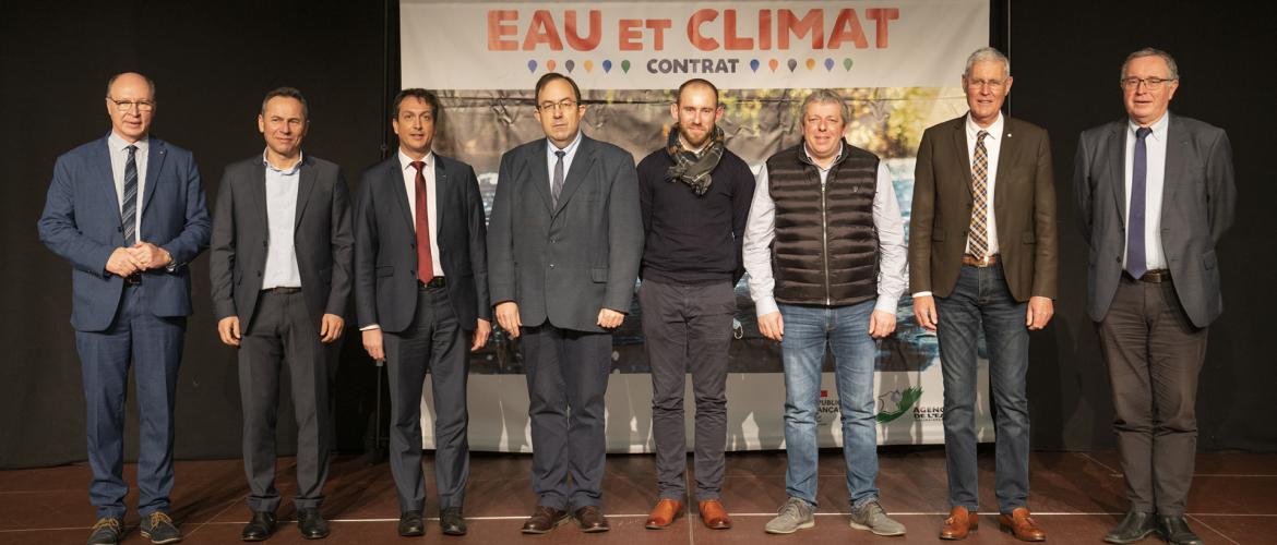 Les signataires du contrat de territoire « Eau et climat » du Rupt de Mad, le 13 décembre à Thiaucourt-Regnéville. © AERMN/Leblanc 