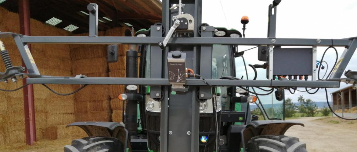 Pour l’expérimentation, la rampe équipée de capteurs permettant la détection des adventices était positionnée à l’avant du tracteur. Photo : DR