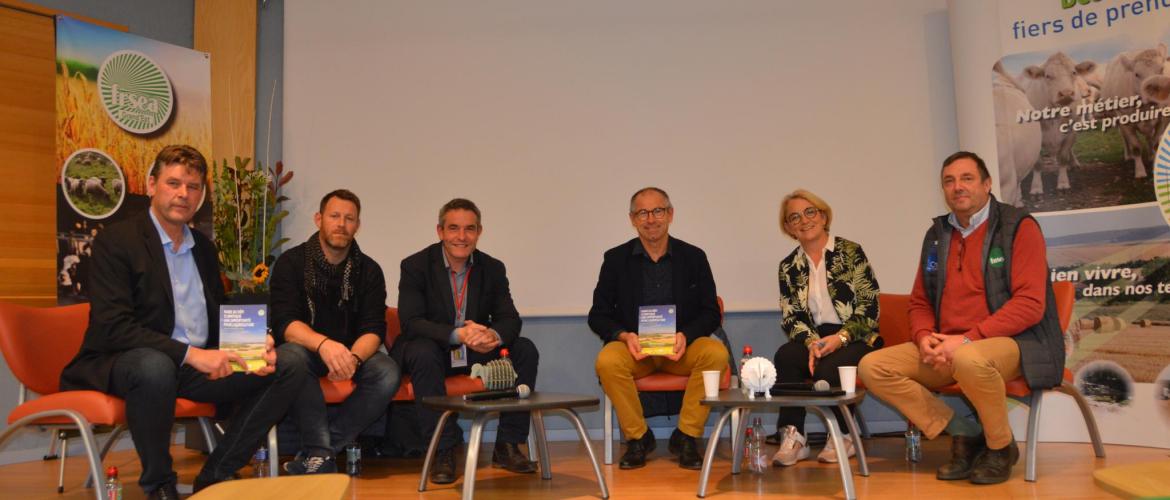 De gauche à droite : Hervé Lapie (FRSEA Grand-Est), Guillaume Gauthier (FNB), Xavier Lerond (Interbev Grand-Est), Joël Limouzin (FNSEA), Pascale Gaillot (Conseil Régional) et Ghislain de Viron (CNIEL). Photo : A.Legendre De gauche à droite : Hervé Lapie (FRSEA Grand-Est), Guillaume Gauthier (FNB), Xavier Lerond (Interbev Grand-Est), Joël Limouzin (FNSEA), Pascale Gaillot (Conseil Régional) et Ghislain de Viron (CNIEL). Photo : A.Legendre