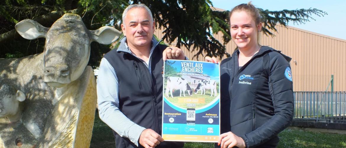 Bénilde Denis (Elitest) et Ludivine Mahut (EMC2) présentent l’affiche de la vente. Photo : A.H.