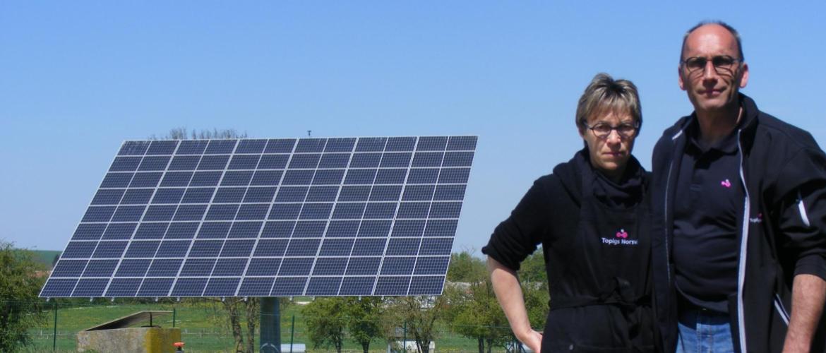 Deux trackers permettent de couvrir 35 % des besoins électriques de l’exploitation. Photo : A. J. Deux trackers permettent de couvrir 35 % des besoins électriques de l’exploitation. Photo : A. J.