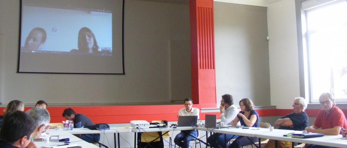 La restauration collective «est la plus concernée par les débouchés» a indiqué Isaline Arnould, responsable marché territoires à la Chambre d’agriculture, en visioconférence. Photo : A. J. La restauration collective «est la plus concernée par les débouchés» a indiqué Isaline Arnould, responsable marché territoires à la Chambre d’agriculture, en visioconférence. Photo : A. J.