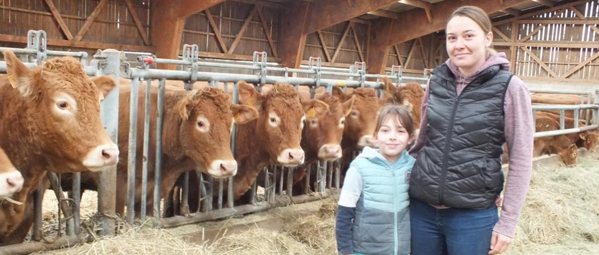 Lorine Collin, avec sa fille Alixe : « avoir un élevage sain, c’est valorisant». Photo : A.H.