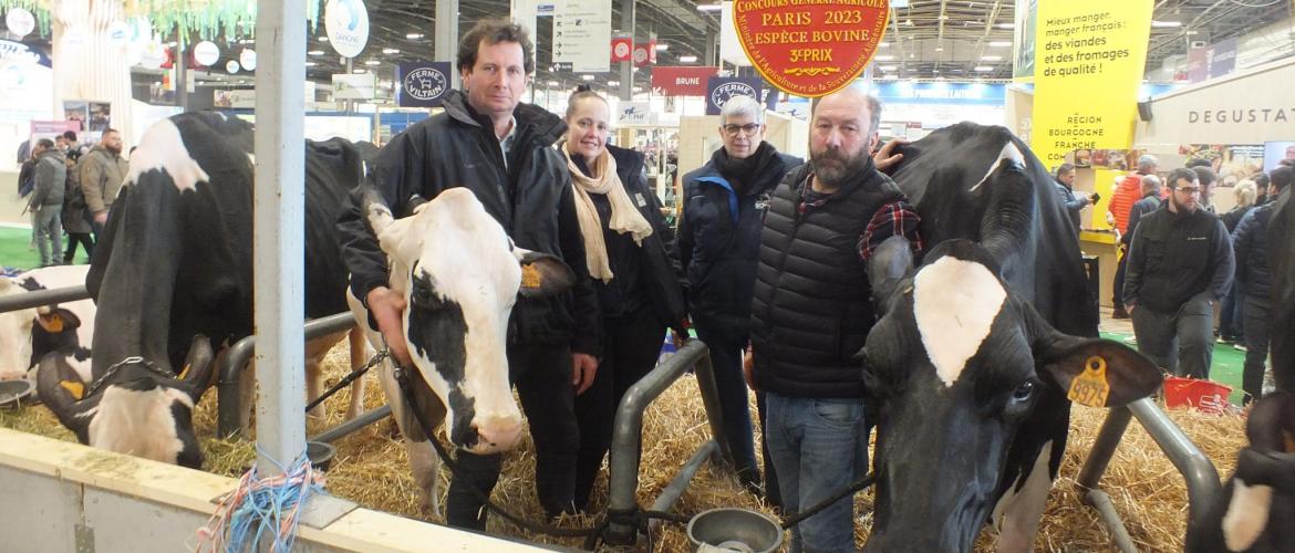 Les élevages du Monty et du Tombuy ont obtenu une troisième et une cinquième place dans le concours Prim’Holstein avec Me Melace et Mowgli. Photo : A. J. Les élevages du Monty et du Tombuy ont obtenu une troisième et une cinquième place dans le concours Prim’Holstein avec Me Melace et Mowgli. Photo : A. J.