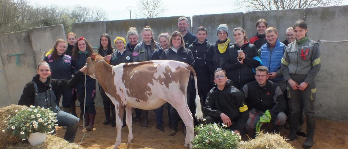 Bonne humeur, entraide et convivialité ont rythmé les deux journées de stage proposées aux jeunes éleveurs avides de nouveaux savoirs. Photo : A. J.