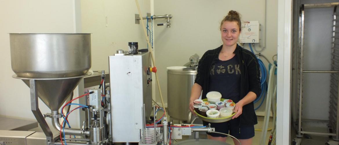 Elise Doudoux dans le laboratoire où elle réalise la transformation du lait,  en délicieux yaourts et desserts lactés. Crédit photo : A. HUMBERTCLAUDE