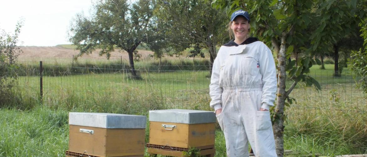 Isabelle Blaudez travaille en bonne entente avec les agriculteurs, chez qui elle installe ses ruches. Crédit photo : A. HUMBERTCLAUDE 