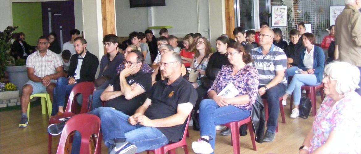 Élèves, parents, élus, tuteurs et formateurs étaient réunis pour parler des projets de l’établissement. Photo : A. J. Élèves, parents, élus, tuteurs et formateurs étaient réunis pour parler des projets de l’établissement. Photo : A. J.