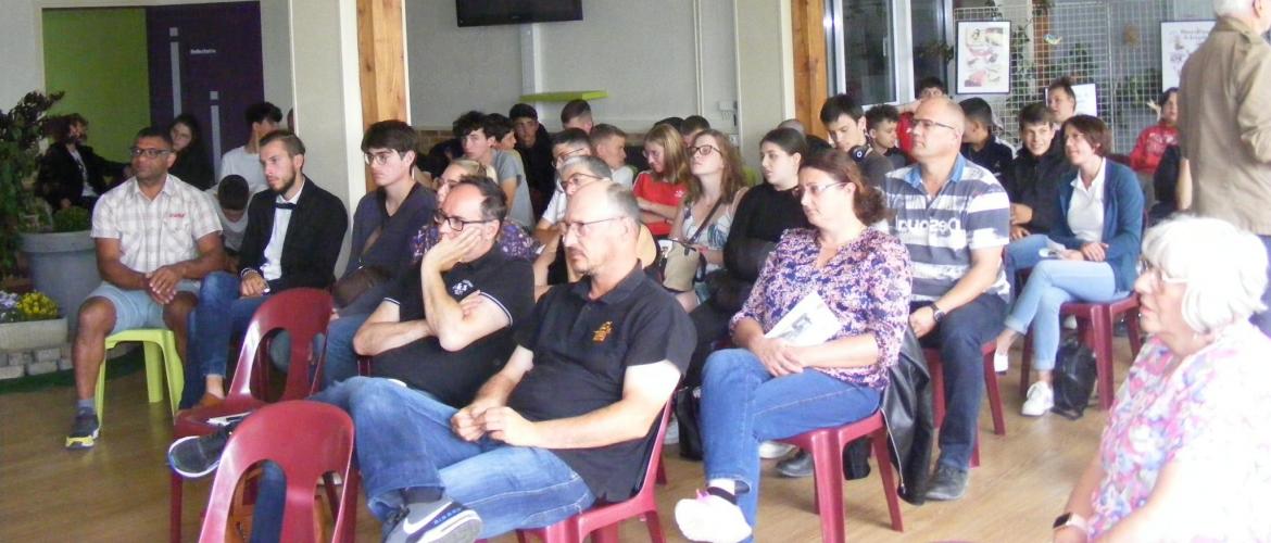 Élèves, parents, élus, tuteurs et formateurs étaient réunis pour parler des projets de l’établissement. Photo : A. J.