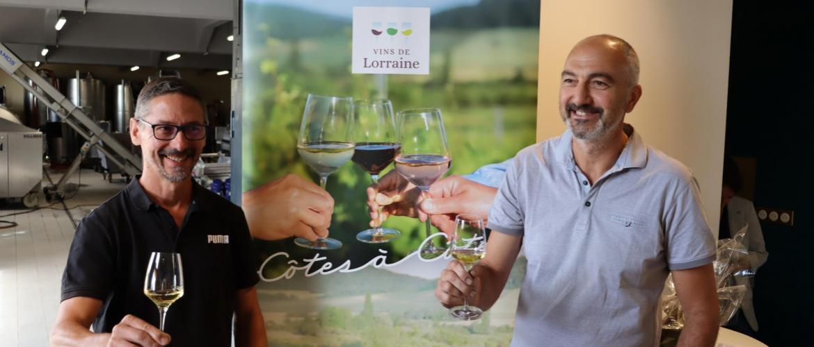 Stéphane Vosgien et Norbert Molozay ont trinqué à la naissance de l’identité commune Vins de Lorraine, côtes à côtes. Photo : C.Coillot