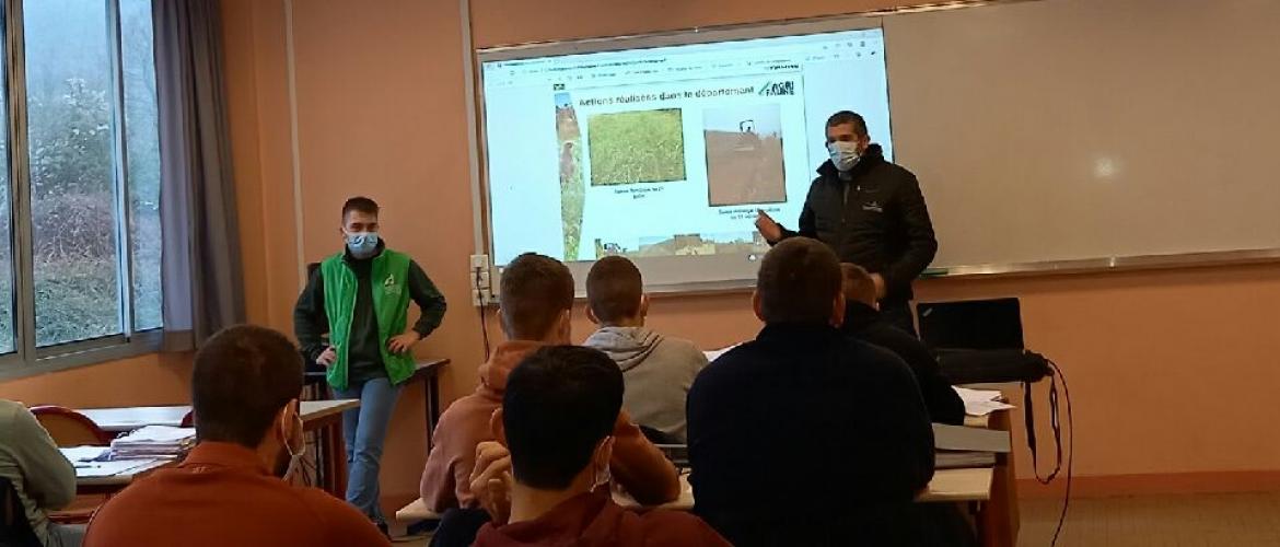 Damien Viarre (Chambre d’agriculture 55, à g.) et Nicolas Losa (Fédération de chasse 55) ont présenté Agri Faune et le jeu concours à une classe de BTS ACSE première année de l’EPL Agro de Bar-le-Duc. Photo : D.R.