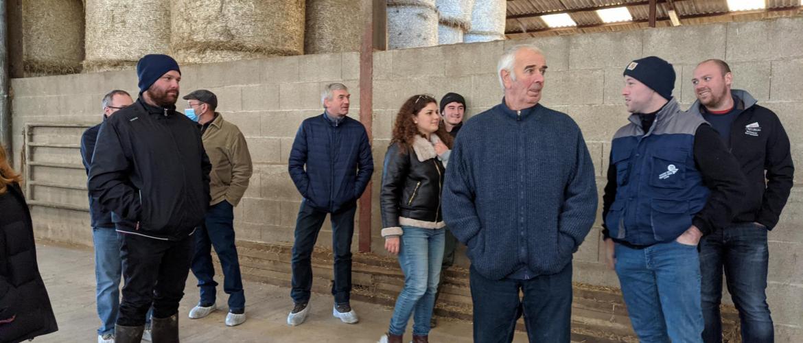 Le groupe d’agriculteurs visite les bâtiments de l’EARL Garre. Crédit : Claire CHARASSIN