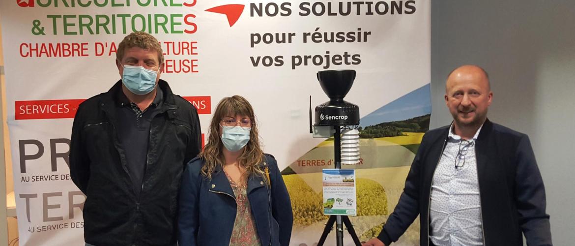 Nicolas Pérotin, vice-président de la Chambre d’agriculture, a remis la station météo à M. et Mme Tondeur. Photo : DR. Nicolas Pérotin, vice-président de la Chambre d’agriculture, a remis la station météo à M. et Mme Tondeur. Photo : DR.